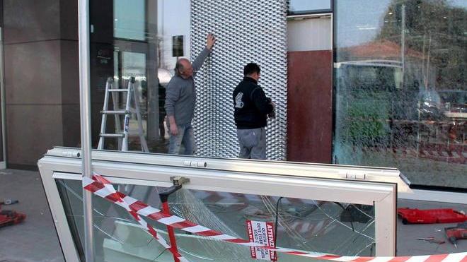 Tentano il furto con spaccata in due supermercati Coop, porte d’ingresso in frantumi