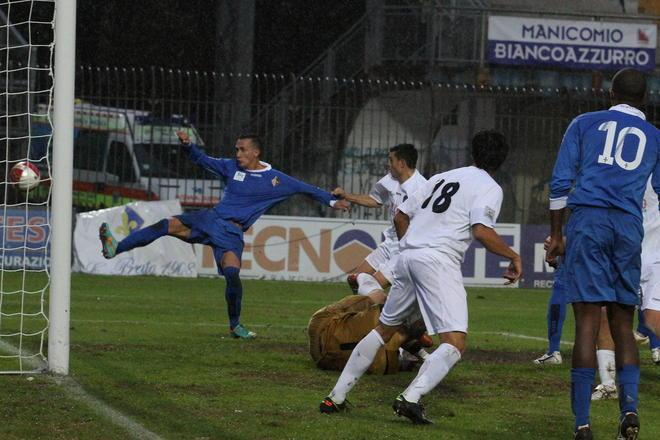 Al Prato il derby con la Carrarese, decide un gol di Napoli 