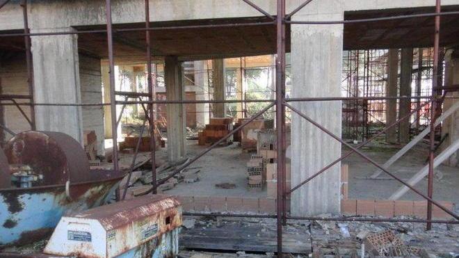 Prigionieri dell’ecomostro di Ponte a Elsa tra degrado e senzatetto
