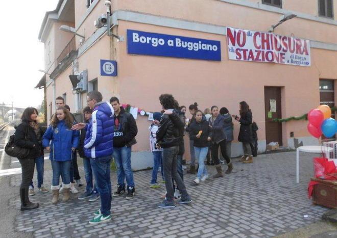 Cittadini mobilitati per ripulire la stazione ferroviaria