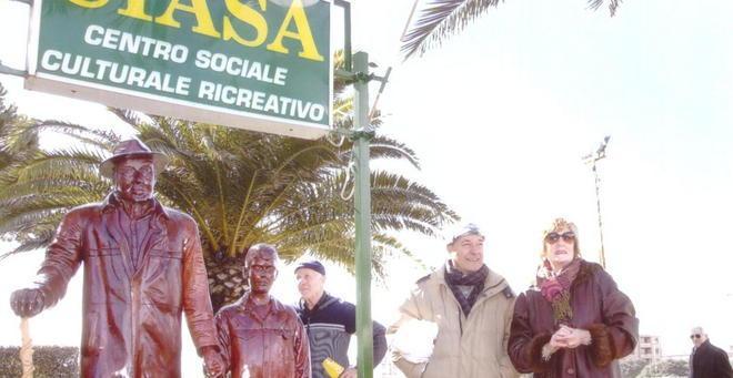 “Il vecchio e il bambino” inaugurata la statua