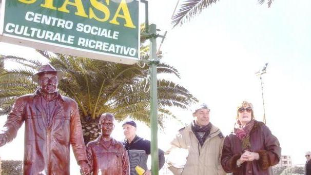 “Il vecchio e il bambino” inaugurata la statua