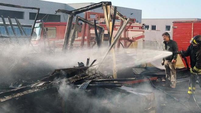 Fiamme e paura nella zona artigianale