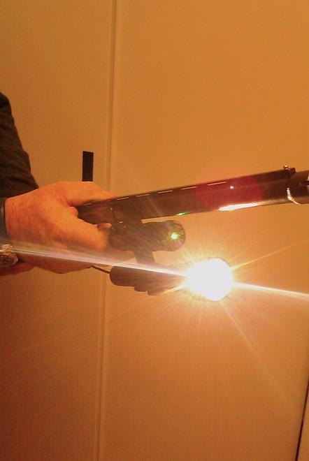 Al buio, in zona vietata e con puntatore laser: denunciati 
