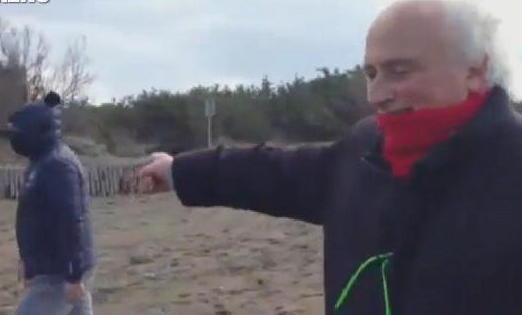 Il Grillo mascherato in spiaggia con Benni ma lo show è muto 