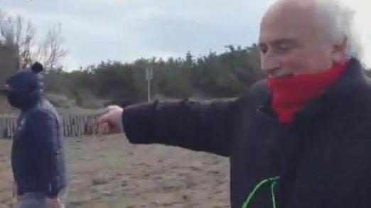 Il Grillo mascherato in spiaggia con Benni ma lo show è muto