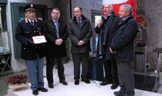 Donati due defibrillatori a polizia e protezione civile