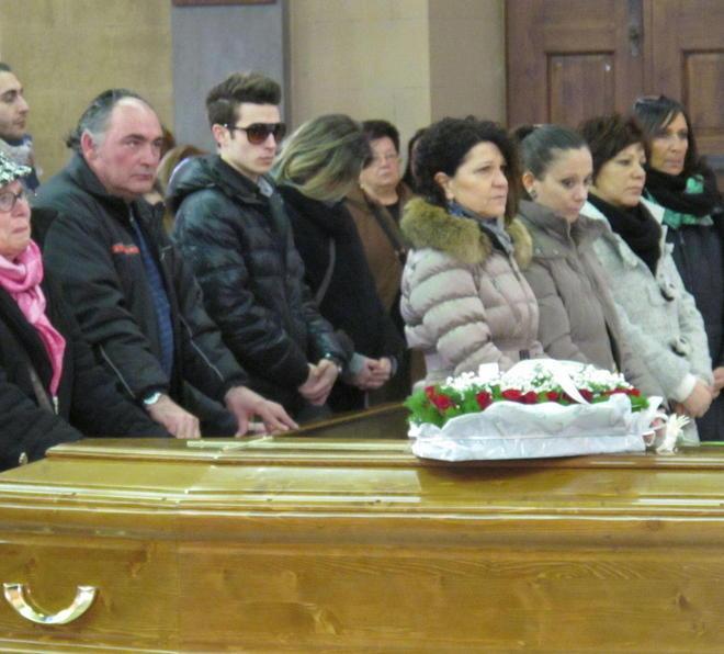 Folla commossa al funerale di Dalila