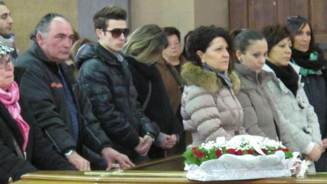 Folla commossa al funerale di Dalila