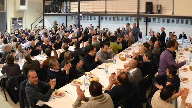 Tra gioie e lacrime in 150 per festeggiare il bar Giuliano