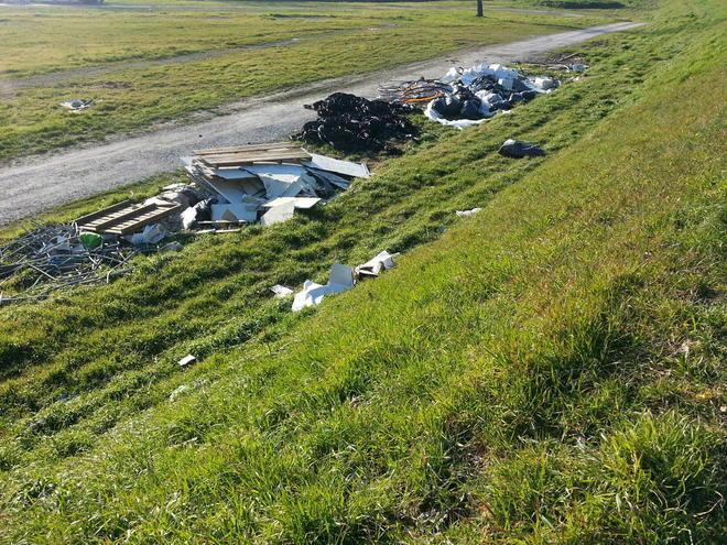 Discarica a cielo aperto lungo la pista ciclabile a Mezzana 