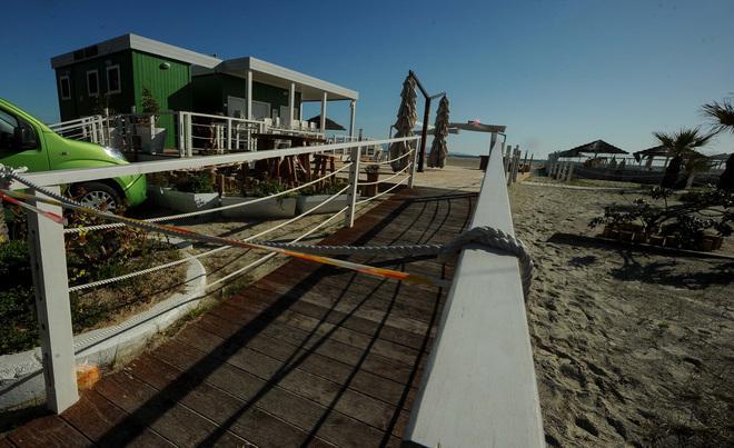 Abusi edilizi al Poetto, condannati i gestori di 17 chioschi 