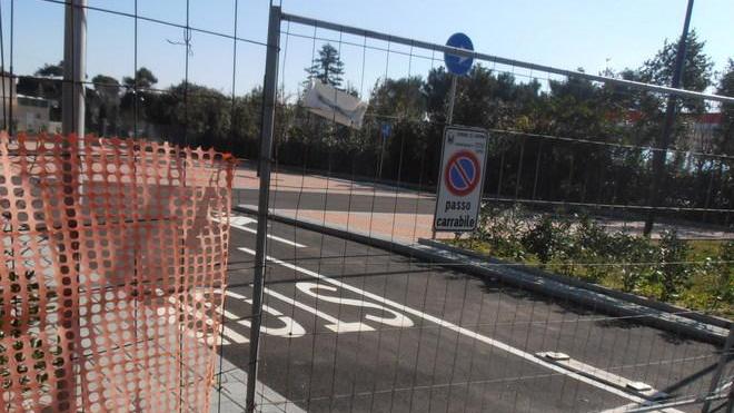 Quel nuovo parcheggio ancora sbarrato da lucchetti e cancelli