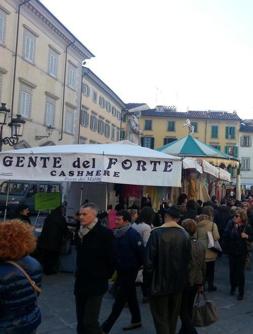 Folla al Mercato del Forte nonostante le perplessità