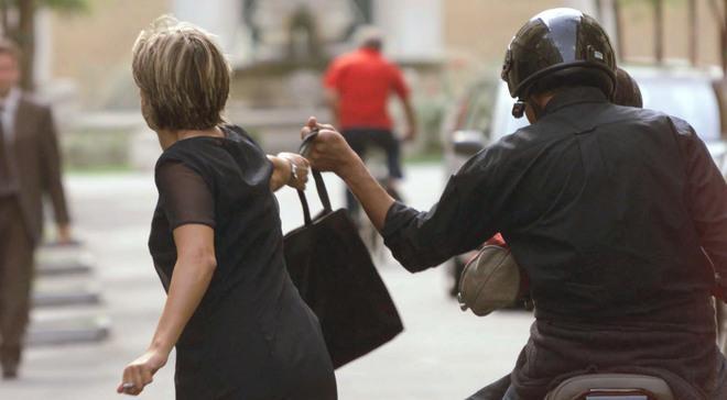 Scippo in Passeggiata frutta 400 euro 