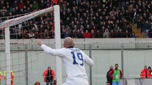 Clamoroso al Cibali: l’Inter risorge da baracca a Palacio