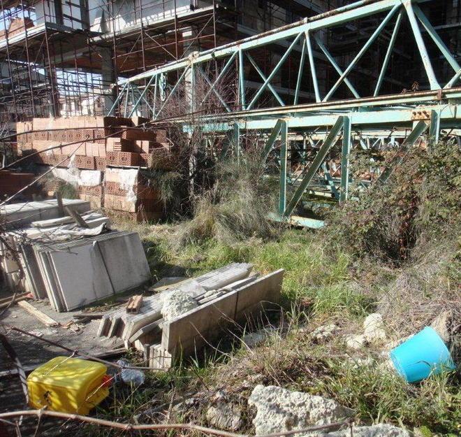 Prigionieri dell’ecomostro tra degrado e senzatetto 