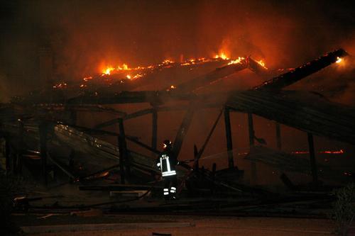 Rogo nella notte: distrutto il ristorante La Lampara a Torre del Lago 