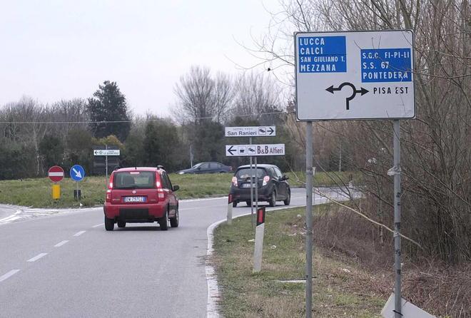 In via Moruzzi, la strada del Cnr, rotatorie al buio. Ma forse si cambia 