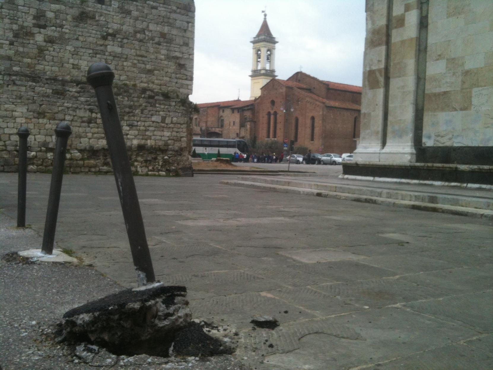 Paletto sradicato in piazza delle Carceri 