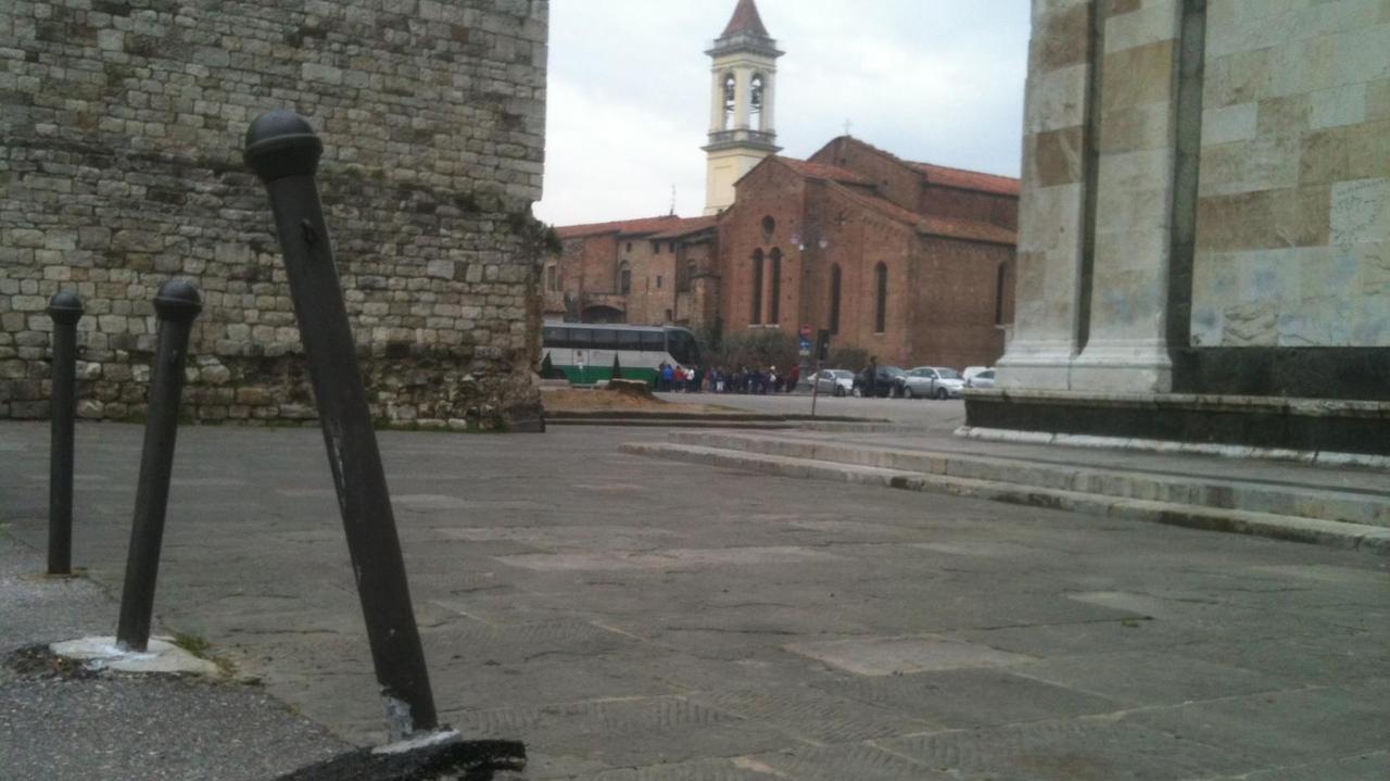 Paletto sradicato in piazza delle Carceri