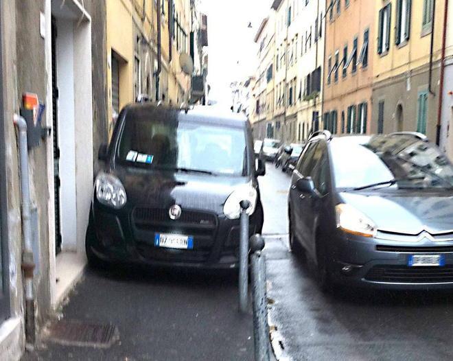 Guardate che parcheggi: e poi la gente brontola per le multe... 