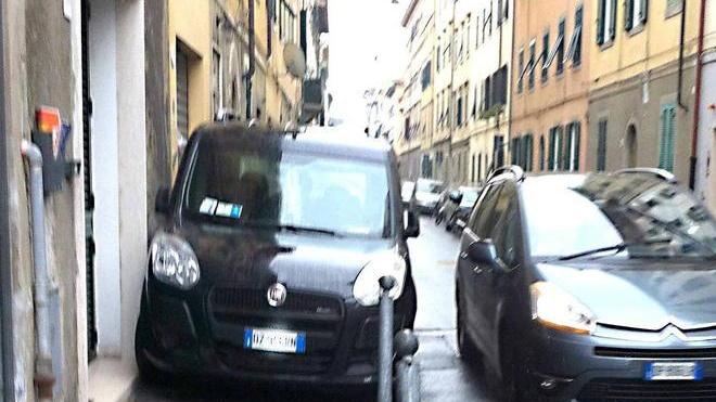 Guardate che parcheggi: e poi la gente brontola per le multe...