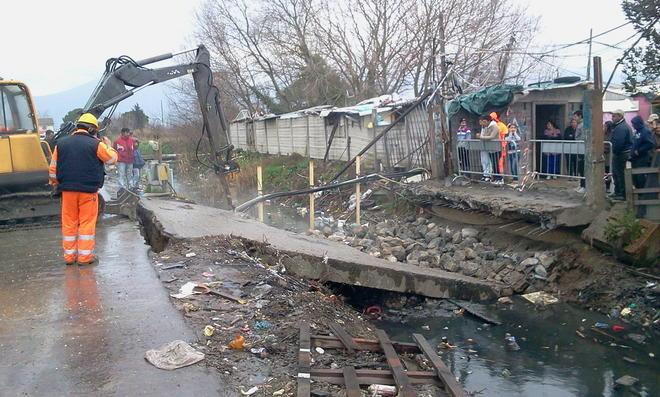 Ospedaletto, abbattuto il ponte principale tra il campo rom e la zona industriale 