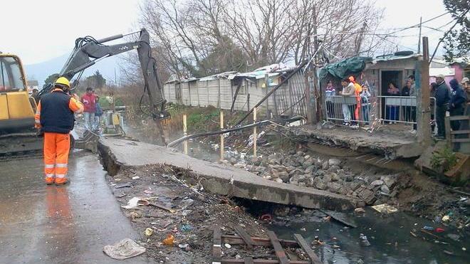 Ospedaletto, abbattuto il ponte principale tra il campo rom e la zona industriale