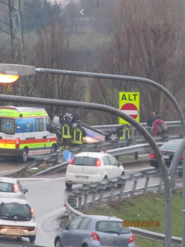 Uscita a rischio dall’A11 a Prato Est: due incidenti in pochi minuti 