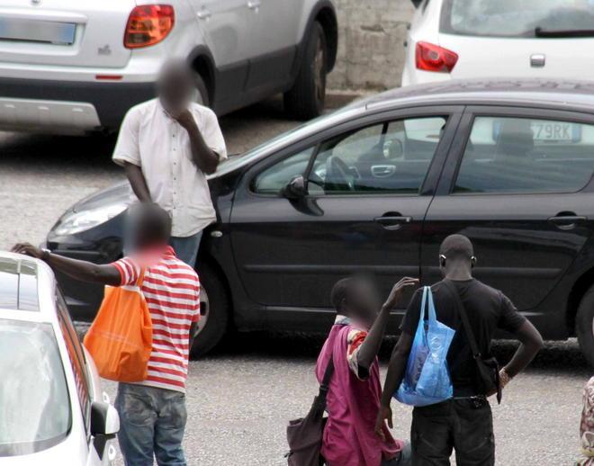 Rissa con i bastoni nel posteggio dell’ospedale Versilia 