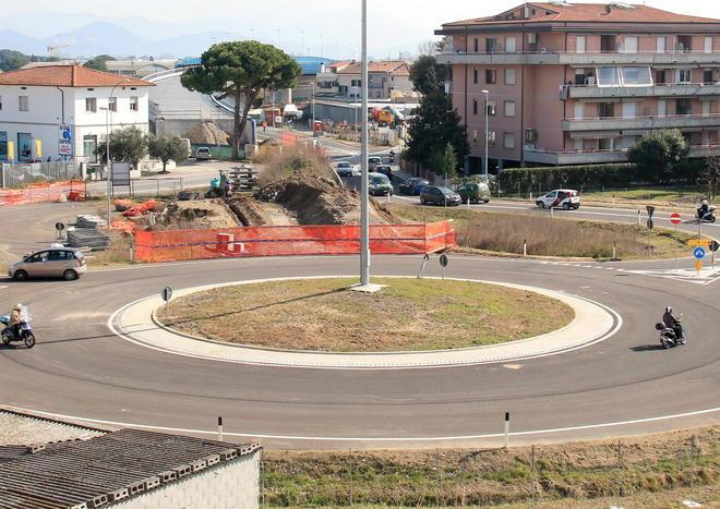 Via Pisano, rotonda aperta ma per il ponte si va a metà estate 