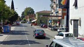 Strappano la borsa all’edicolante