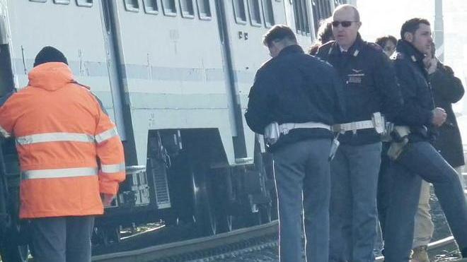 Tenta suicidio per amore salvato dalla polfer