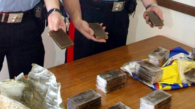 Carabiniere fuori servizio blocca spacciatore con 70mila euro di droga a Empoli