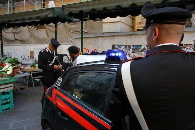 Spacciano in piazza delle Vettovaglie: arrestati 