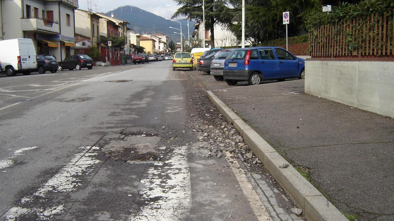 Rimosso l’olio, riaperta via di Cantagallo