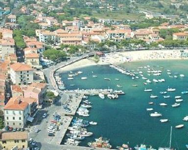 Chiuso il lungomare di Marina di Campo per il vento troppo forte 