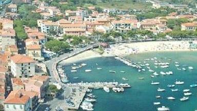Chiuso il lungomare di Marina di Campo per il vento troppo forte