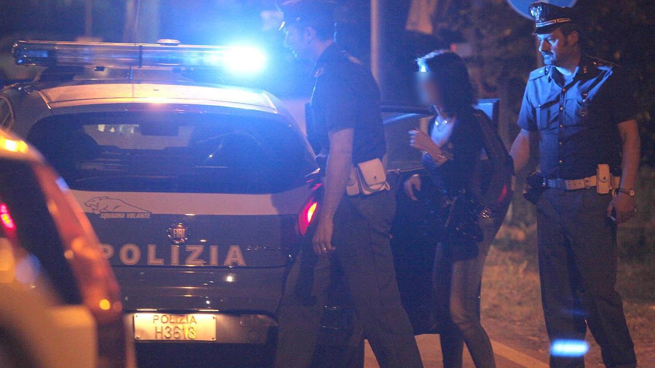 Accompagnano e sorvegliano una prostituta: arrestati