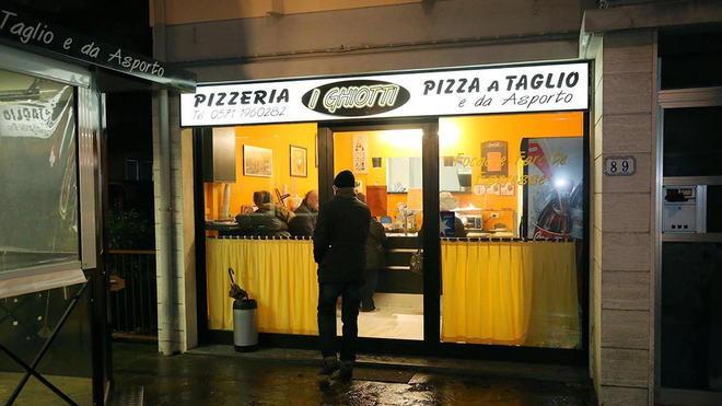 Salva la collega minacciata da un rapinatore con la pistola