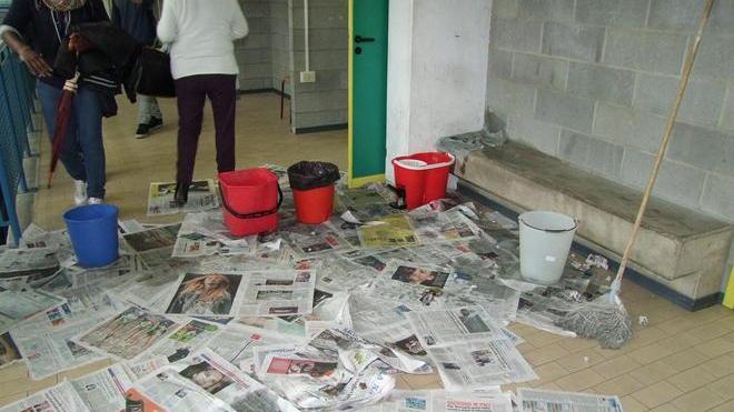 Piove nella scuola, i ragazzi esasperati fotograno e filmano