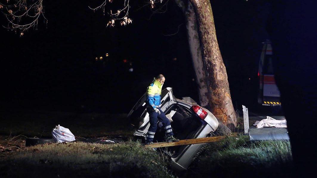 Sangue sulla 429: muore nell’auto finita contro un albero