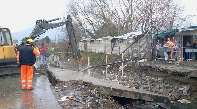 Abbattuto il ponte tra il campo rom e la zona industriale