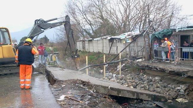 Abbattuto il ponte tra il campo rom e la zona industriale