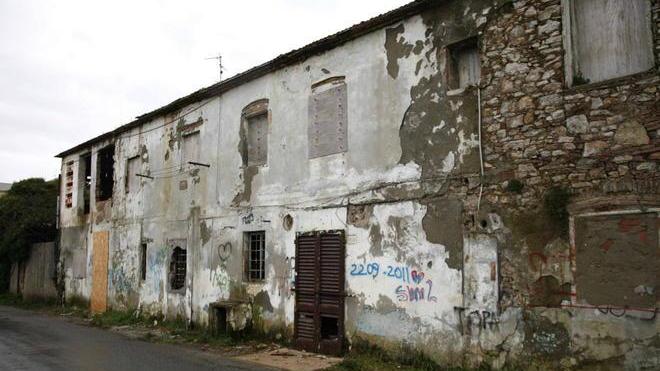Rudere pericoloso e pieno di topi