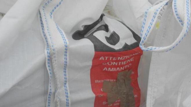 «Amianto sulla spiaggia quei sacchi erano rotti»