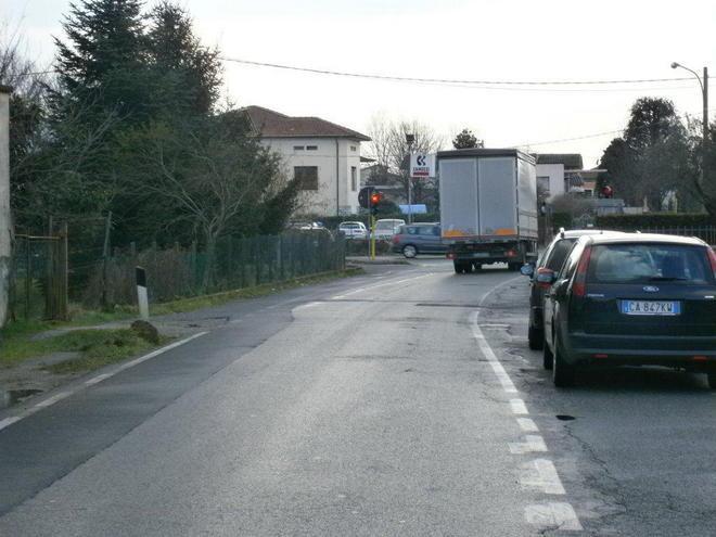 Resta il senso unico in via del Marginone
