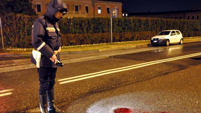 Pedone travolto da un’auto, è in coma