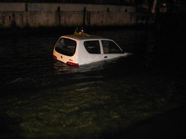 Finisce in mare con l’auto: anziano riesce a salvarsi 